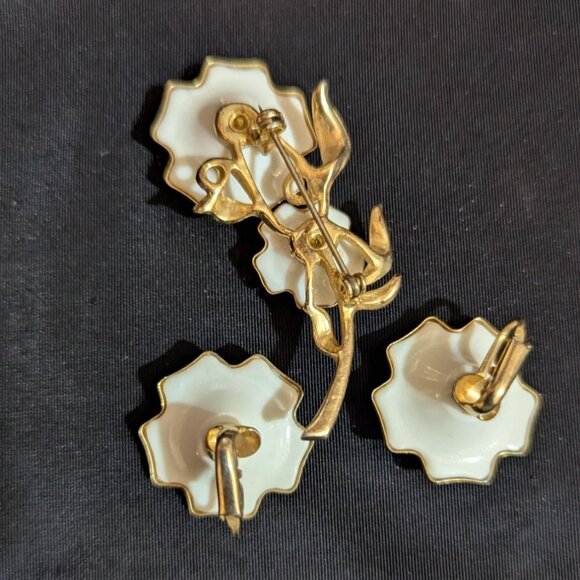 Dainty Floral Brooch & Clip-On Earrings Set Vintage White Milk Glass Gold Tone - Picture 5 of 7